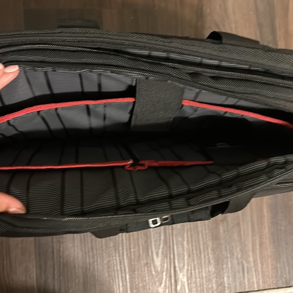 Kenneth Cole Reaction Laptop Case Black/Grey (fits up to 17.3” laptop screen) - Picture 4 of 8